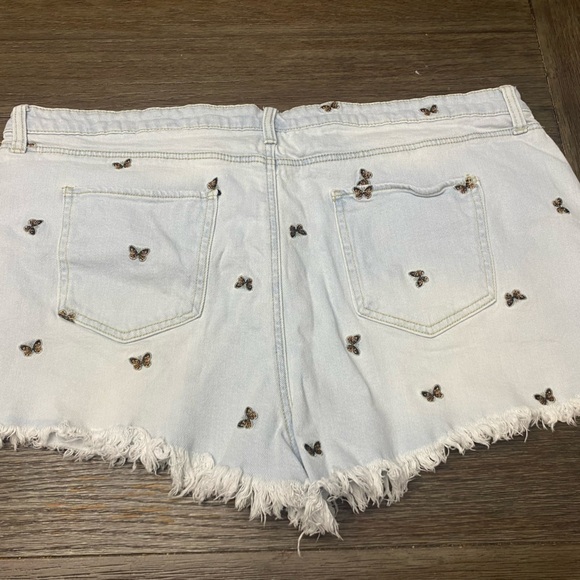 Tinseltown Butterfly Embroidered Distressed Jean Shorts Denim Cutoffs size 24W - Picture 7 of 9